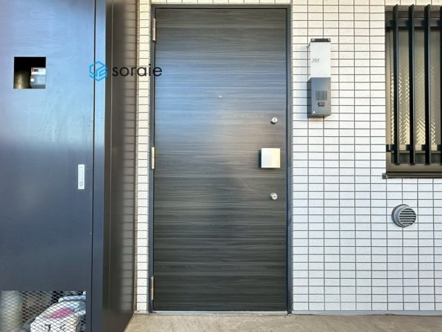 プレシス所沢元町の玄関|令和7年12月18日撮影。