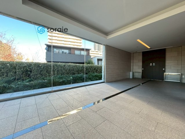 プレシス所沢元町のエントランス|令和7年12月18日撮影。