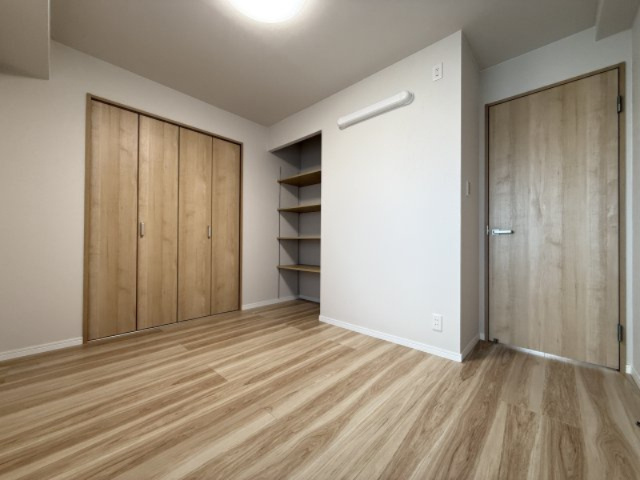 シビルタワーエンブレムの洋室|生活動線を妨げにくい収納配置