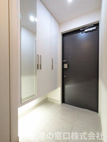 【玄関】 | ウェルリバービュー天神 | 玄関にあるシューズボックスは下部が空いているタイプを採用。雨の日などに重宝します♪