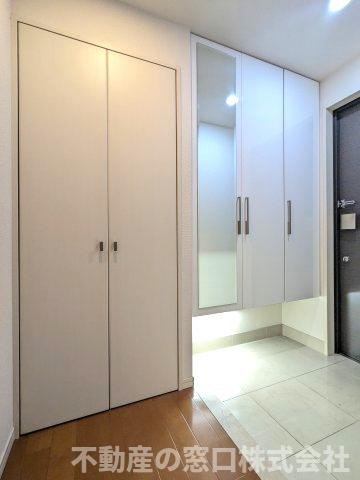 【収納】 | ウェルリバービュー天神 | シューズボックス横には、便利な廊下収納付き♪