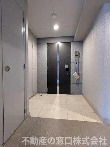 【玄関】 | ウェルリバービュー天神 | 玄関前にポーチのある高級感のある仕様です♪