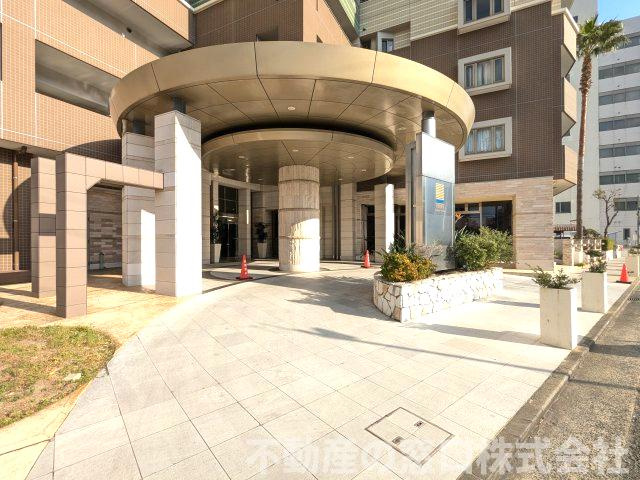 【エントランス】 | ウェルリバービュー天神 | 高級感のあるデザインが特徴的なエントランスです♪　