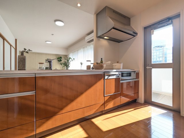 【キッチン】 | ウェルリバービュー天神 | キッチンは、家事を楽にしてくれる食器洗浄乾燥機や３口のＩＨコンロ、お料理の時に便利な浄水器、お手入れしやすいレンジフードなどの機能満載です♪