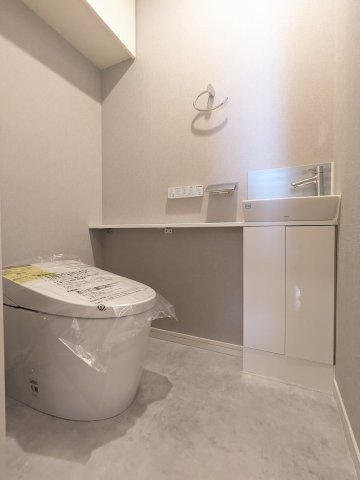 【トイレ】 | ウェルリバービュー天神 | トイレは温水洗浄便座付き＋手洗い完備♪　トイレットペーパーなどが収納できる棚付きで便利です♪