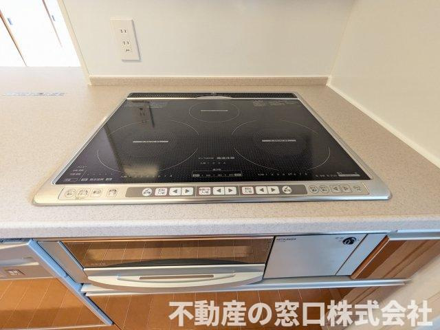 【キッチン】 | ウェルリバービュー天神 | コンロは火を使わない安心のＩＨ仕様。コンロが３口あると、お料理が飛躍的に効率化できます♪　２口タイプしか使ったことのない方には是非試していただきたいです♪