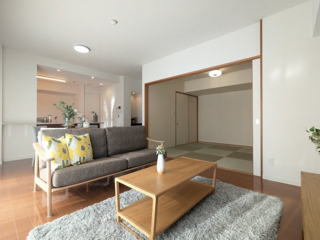 【居間・リビング】 | ウェルリバービュー天神 | リビング横の和室の引き戸を開放すれば、２ＬＤＫ２２帖の広々リビング感覚でお使いいただけます♪