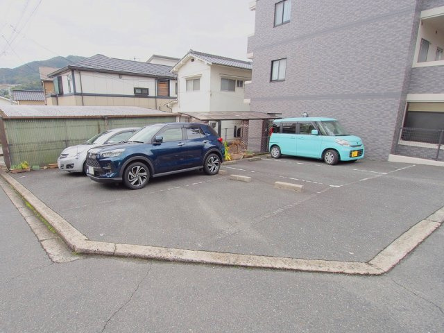 アドラー隅本の駐車場