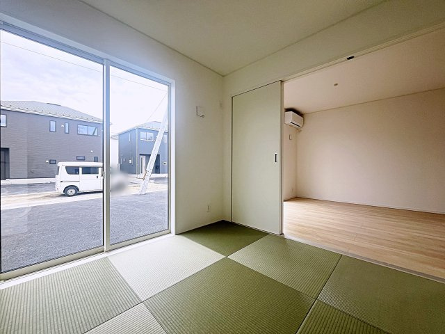 新築戸建・新築建売　二本松市油井第5　油井小・安達中の和室|縁なしタタミの4.5帖の和室は窓が大きく開放的です！
