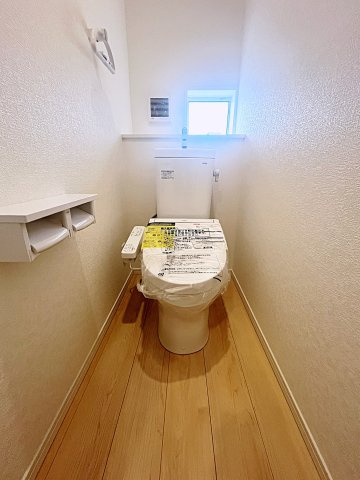 新築戸建・新築建売　二本松市油井第5　油井小・安達中のトイレ|白を基調としており小窓で換気ができるので清潔感のある空間。ペーパーホルダーが2つあるのも便利です！