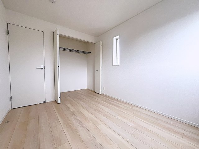 新築戸建・新築建売　二本松市油井第5　油井小・安達中の洋室|6帖の洋室はシンプルなので様々なテイストのインテリアも合いそうですね！