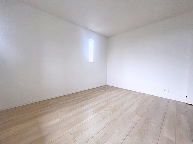 新築戸建・新築建売　二本松市油井第5　油井小・安達中の洋室|7.5帖の洋室　こちらからバルコニーへの出入りが可能です！