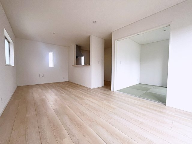 新築戸建・新築建売　二本松市油井第5　油井小・安達中の居間・リビング|キッチンの前にダイニングテーブルを設置すれば、お料理の配膳もスムーズです！