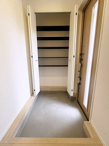 新築戸建・新築建売　二本松市油井第5　油井小・安達中の玄関|大容量のシューズボックスがあり収納豊富な玄関スペース。玄関ドアから日差しが入り明るいです！