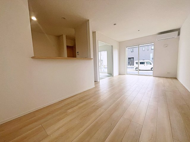 新築戸建・新築建売　二本松市油井第5　油井小・安達中の居間・リビング|南側の大きな窓から日差しが入り明るいリビングはご家族皆さんの憩いの場です！