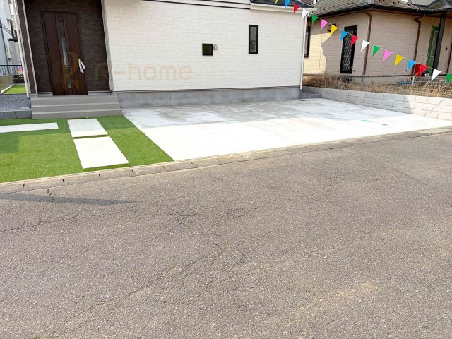 土浦市おおつ野6丁目　新築戸建て　A号棟の駐車場|カースペースは3台完備。ゲスト用のスペースも確保できますね♪