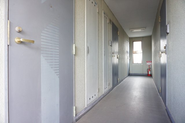【その他共用部分】 | メゾン阪本 | 内側廊下なので大雨の日でも玄関前で濡れることはありません。