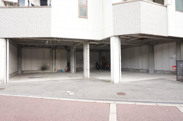【駐車場】 | メゾン阪本 | 雨に濡れない屋根付きの駐車場・駐輪場です。