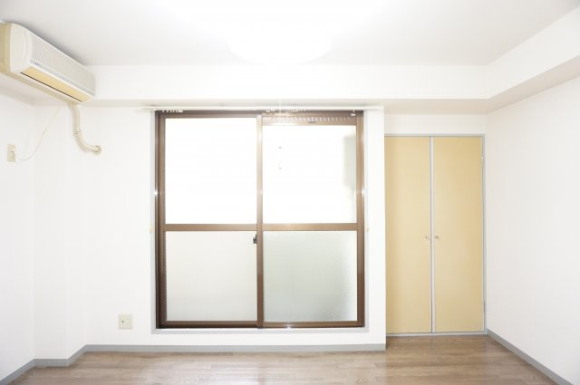 【居間・リビング】 | メゾン阪本 | 居室照明&エアコン付きで初期のお客様負担額が少なめです。