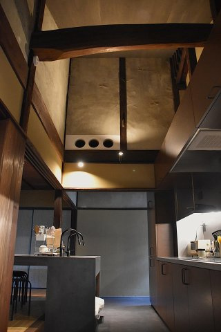 岡崎シェアハウス 一人では届かない贅沢を、分かち合う暮らしのキッチン|町家らしいおくどさん空間