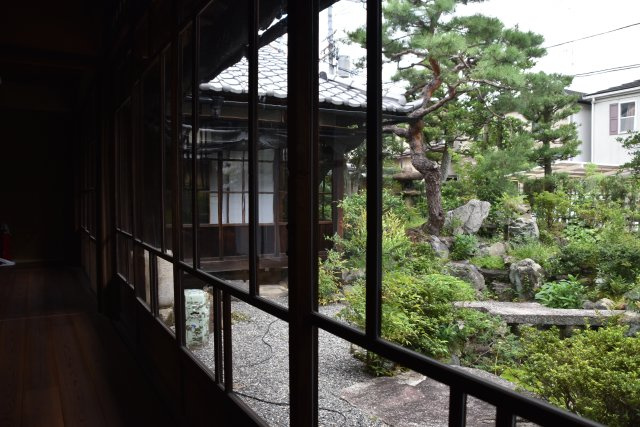 岡崎シェアハウス 一人では届かない贅沢を、分かち合う暮らしの庭|ゆらぐガラスの向こうには美しい日本庭園が