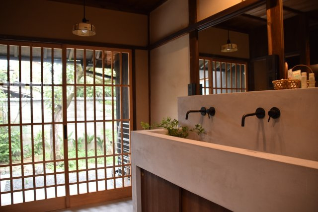 岡崎シェアハウス 一人では届かない贅沢を、分かち合う暮らしの洗面所|光が入る明るい洗面スペース