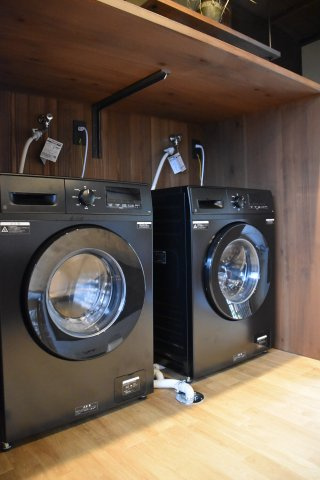 岡崎シェアハウス 一人では届かない贅沢を、分かち合う暮らしの洗面所|乾燥機能付きドラム式洗濯機