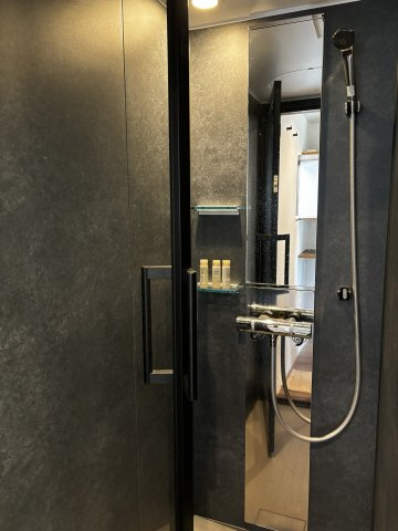 岡崎シェアハウス 一人では届かない贅沢を、分かち合う暮らしの浴室|シャワールームもあります