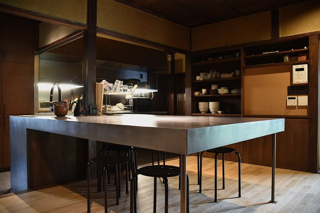 岡崎シェアハウス 一人では届かない贅沢を、分かち合う暮らしの居間・リビング|広々テーブルを囲んでお料理しましょう