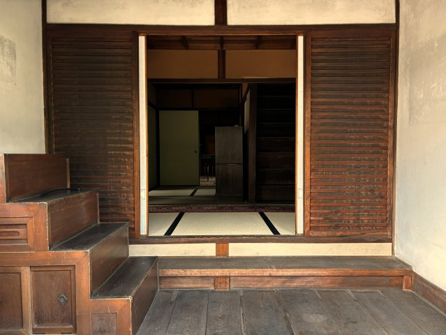 岡崎シェアハウス 一人では届かない贅沢を、分かち合う暮らしのエントランス|箱階段がお出迎え