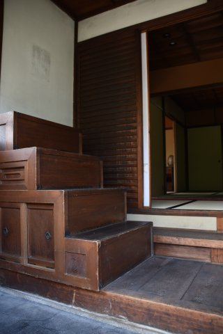 岡崎シェアハウス 一人では届かない贅沢を、分かち合う暮らしの内装|貴重な箱階段