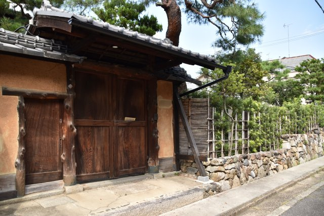 岡崎シェアハウス 一人では届かない贅沢を、分かち合う暮らしのエントランス|立派な門があなたをお迎えします