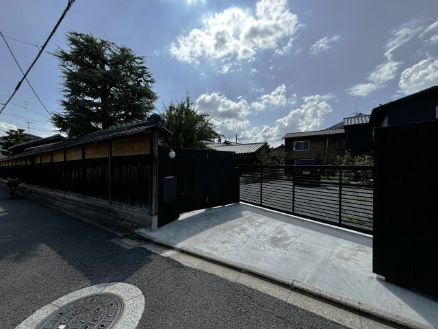 岡崎シェアハウス 一人では届かない贅沢を、分かち合う暮らしの駐車場|車は東側の道路から入れます