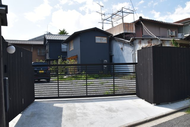 岡崎シェアハウス 一人では届かない贅沢を、分かち合う暮らしのエントランス|駐車スペースはシャッター付きです