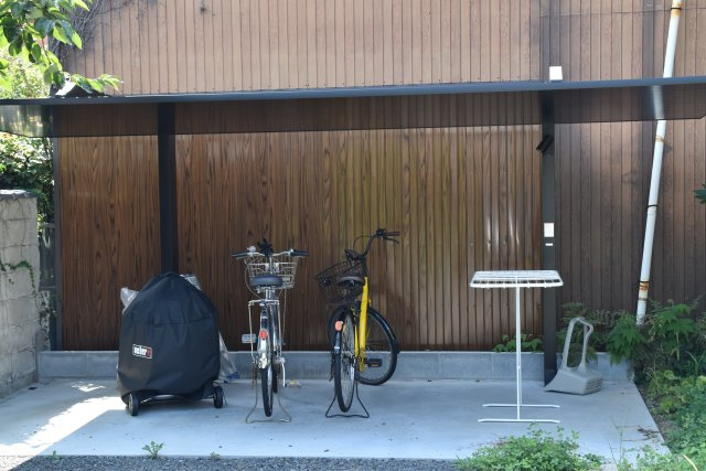 岡崎シェアハウス 一人では届かない贅沢を、分かち合う暮らしのその他共用部分|屋根付きの駐輪場は嬉しいですね