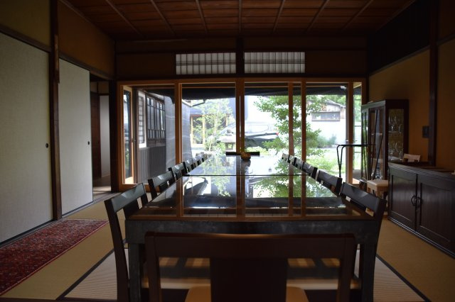 岡崎シェアハウス 一人では届かない贅沢を、分かち合う暮らしの居間・リビング|オリジナルテーブルで食卓を囲みましょう