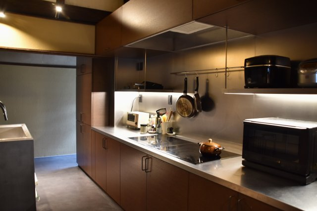 岡崎シェアハウス 一人では届かない贅沢を、分かち合う暮らしのキッチン|調理器具・家電がそろっています