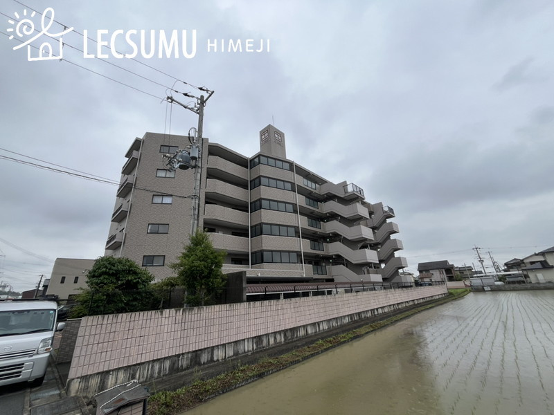 ロワイヤル岡田・手柄山公園の外観