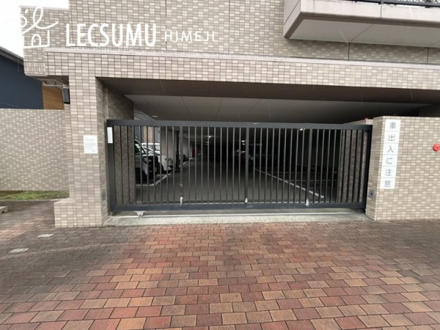 ロワイヤル岡田・手柄山公園の駐車場