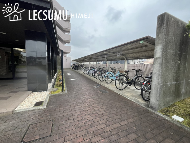 ロワイヤル岡田・手柄山公園の駐輪場