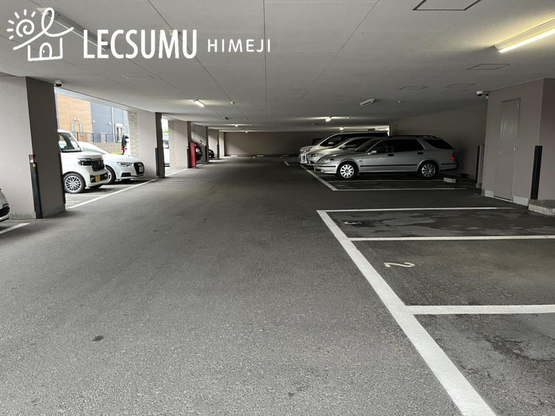 ロワイヤル岡田・手柄山公園の駐車場