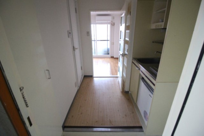 【玄関】 | ヴェルデ阿倍野 | 玄関横にシューズボックスがあります。