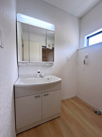 新築戸建・新築建売　二本松市油井第5　油井小・安達中の独立洗面台|三面鏡洗面台で朝の身支度もしやすい＆収納力も◎洗面台に物を置かずすっきり清潔に保つことができます！