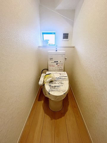 新築戸建・新築建売　二本松市油井第5　油井小・安達中のトイレ|白を基調とした清潔感のある空間です！小窓がついているので簡単に換気が可能！