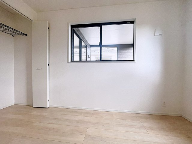 新築戸建・新築建売　二本松市油井第5　油井小・安達中の洋室|南側の6帖の洋室　白を基調とした内装は空間を広く見せてくれます！