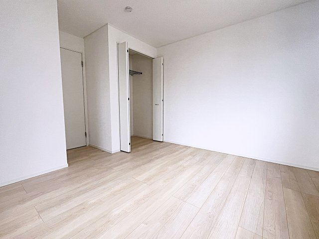 新築戸建・新築建売　二本松市油井第5　油井小・安達中の洋室|自然光が長時間入る2面採光で明るく気持ちの良いプライベート空間です！