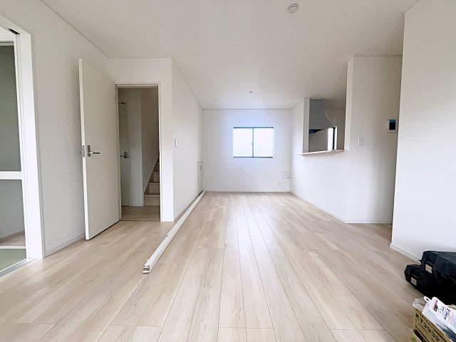 新築戸建・新築建売　二本松市油井第5　油井小・安達中の居間・リビング|17.5帖のLDK　太陽の日差しが気持ちの良いリビングは広々で家具を設置してもゆとりがあります！