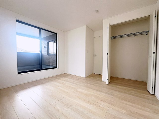 新築戸建・新築建売　二本松市油井第5　油井小・安達中の洋室|7.5帖の洋室はバルコニーに面しており南側の窓から太陽の日差しが入る明るいお部屋です！
