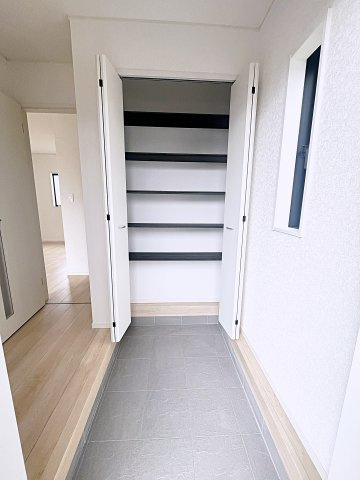 新築戸建・新築建売　二本松市油井第5　油井小・安達中の玄関|大容量のシューズボックスがあり収納豊富な玄関スペース。