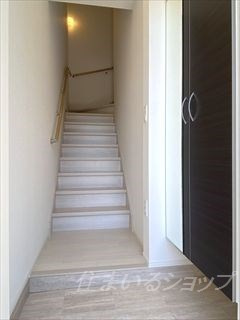 広島市安佐北区深川５丁目のアパートの玄関|シューズボックス